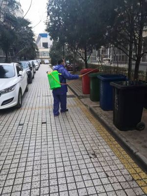 黨旗飄揚在長安社區(qū) 保潔力量全力以赴戰(zhàn)疫情